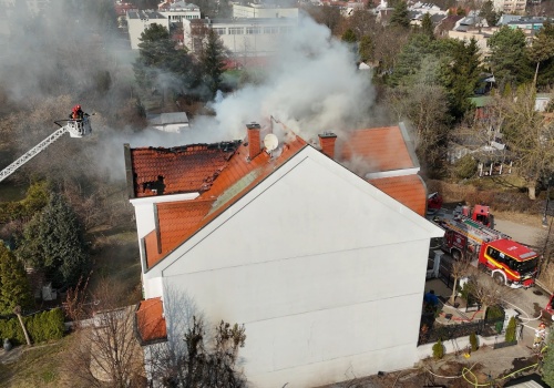 Warszawa. Ogień z traw przeniósł się na budynek