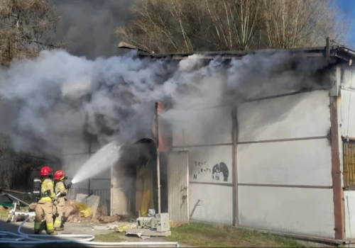 Pożar magazynu w sąsiedztwie szpitala przy Kamieńskiego