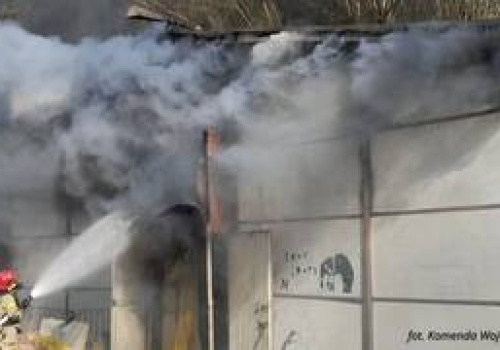 Wrocław: Pożar w szpitalu przy Kamieńskiego. Ogień pojawił się w budynku magazynu