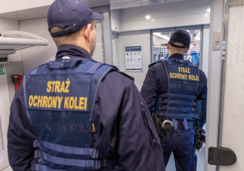 Nastolatki bez biletów zamknęły się w toalecie pociągu. Jedna uciekła z ośrodka, druga z domu