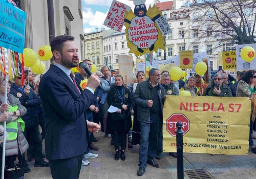 Prezydent Aleksander Miszalski razem z protestującymi przeciwko S7 Kraków-Myślenice: „Nie będzie zgody na poprowadzenie tej drogi przez południe naszego miasta”
