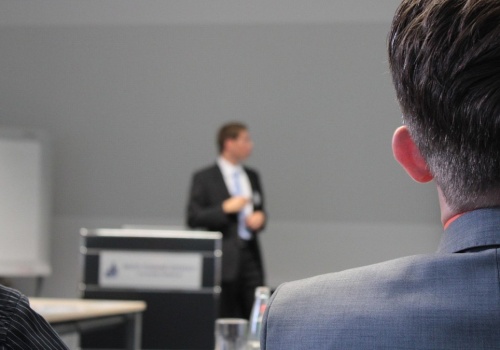 Chcieli prowadzić kursy i nie płacić VAT-u. Sparzyli się