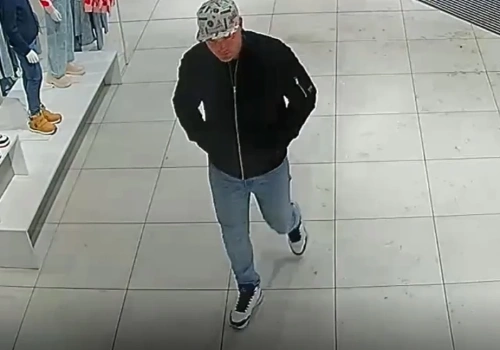 Zapakował wózek po brzegi w sklepie odzieżowym i wyszedł. Poszukuje go policja