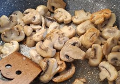 Posyp pieczarki, zanim zdejmiesz je z patelni. Genialnie podbija smak