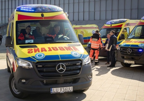 Lubelskie pogotowie ratunkowe z kolejnymi nowymi ambulansami. Wyróżniono też ratowników