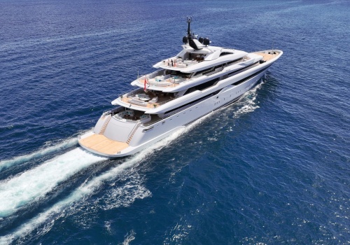 Była stewardesą na luksusowym jachcie. 