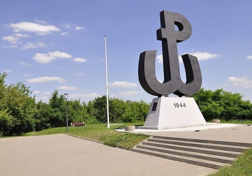 Warszawa: wyrwano krzyże z Kopca Powstania Warszawskiego. Prokuratura została powiadomiona o przestępstwie