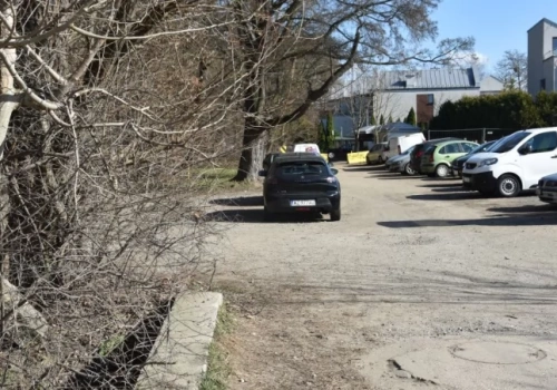 Ulica na Maślicach ma być przejezdna na całej długości. Mieszkańcy boją się o park i drzewa