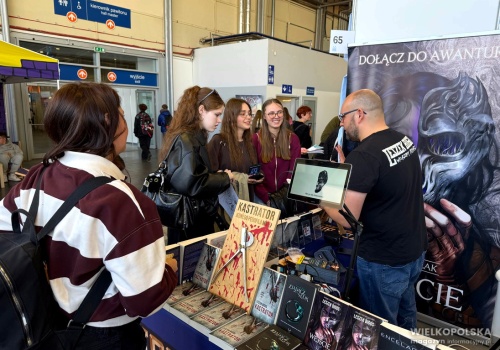 Szok na targach książki w Poznaniu. „Kastrator” i narzędzie do kastracji na stoisku autora