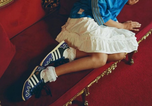 Najmodniejsze sneakersy na wiosnę teraz z ogromnym rabatem. Adidas Samba, Puma Palermo i New Balance za ułamek ceny