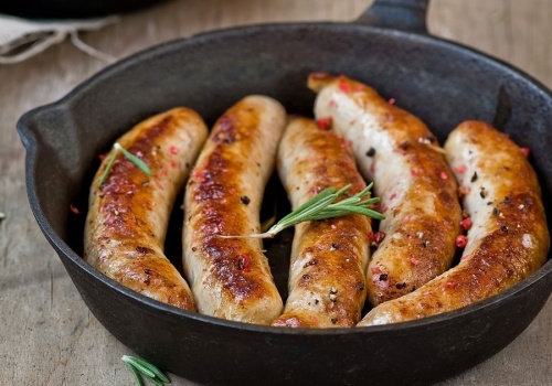 To danie będzie hitem nie tylko na Wielkanoc! Biała kiełbasa pieczona w air fryerze w 15 minut