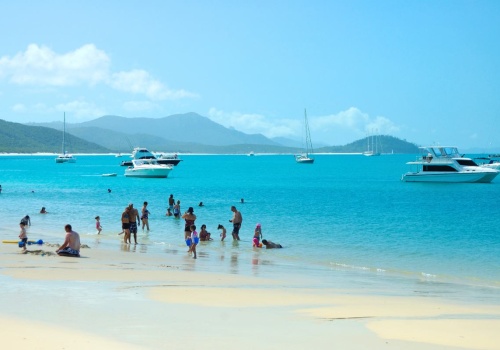 Najpiękniejsza plaża świata? Nie Malediwy ani Hawaje. Wyjątkowy piasek jest zawsze chłodny