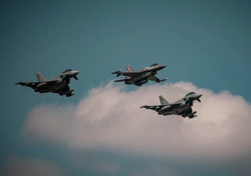 Poderwano polskie myśliwce i samolot wczesnego ostrzegania. Wstrzymano operacje lotnicze