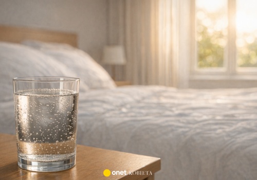 Czy warto pić wodę gazowaną rano? Zwróć uwagę na jeden szczegół