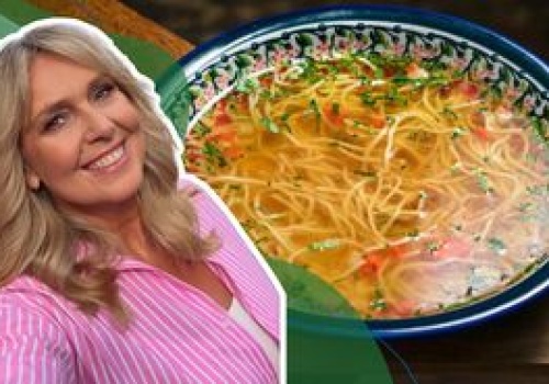 Idealny rosół. Ewa Wachowicz podpowiada, jak zrobić go z obierek po ziemniakach