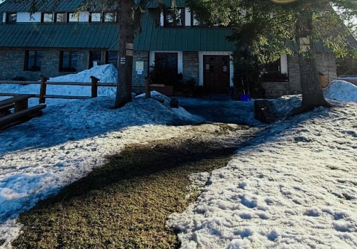 W Beskidzie Sądeckim roztopy. Na szlakach jest ślisko i błotniście