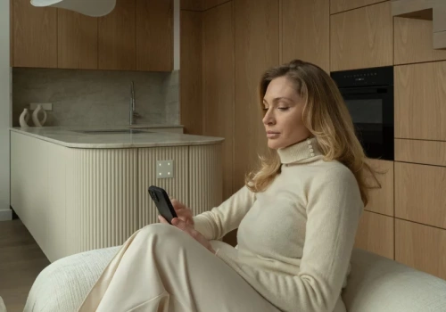 Zobacz, jak mieszka influencerka z Warszawy. Jej apartament na Powiślu zachwyca spokojną elegancją