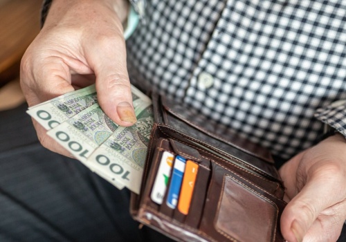 Tę kartę warto mieć w portfelu. To spora oszczędność dla seniorów