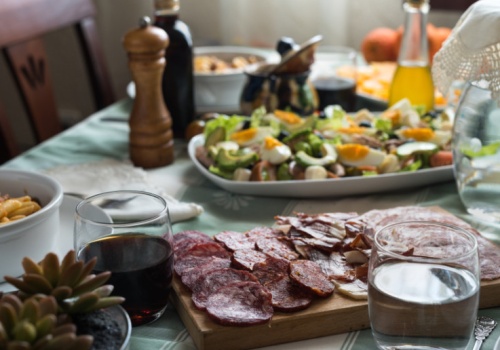 Ta sałatka jest hitem wielkanocnych stołów. Musisz dodać nietypowy składnik