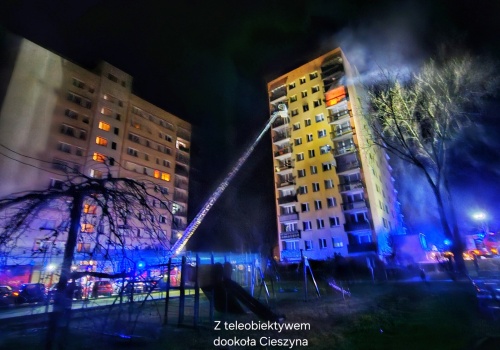 Groźny pożar w cieszyńskim wieżowcu. Ewakuowano ponad 30 osób | FOTO