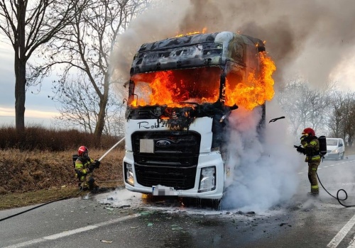 Pożar ciągnika siodłowego na drodze wojewódzkiej nr 119