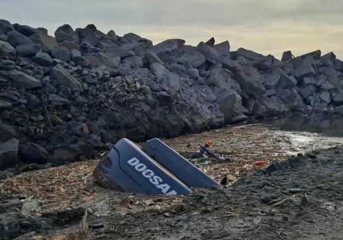 Groźny wypadek w porcie w Ustce. Koparka z operatorem wpadła do wody