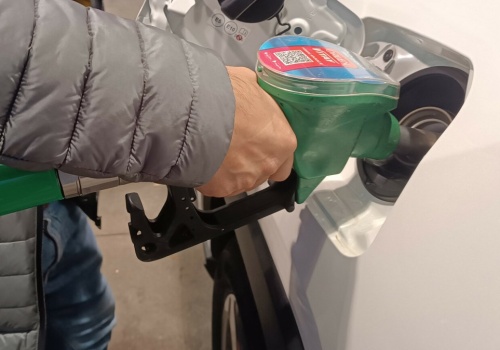 Paliwo drożeje, a kierowcy o tym zapominają. Ta karta daje rabaty