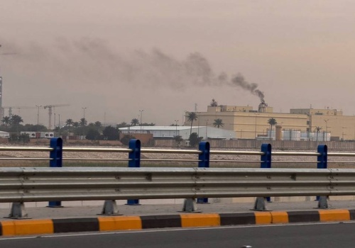 Ambasada USA w Bagdadzie pod ostrzałem. Nad budynkiem słup dymu