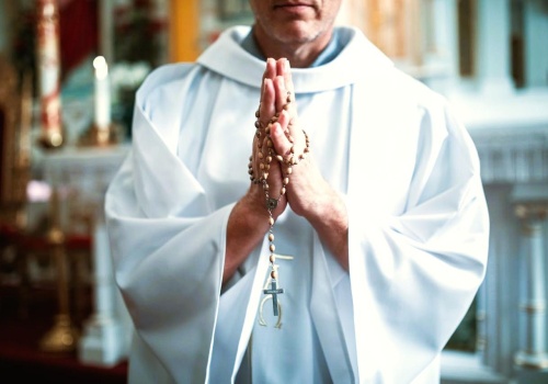 Życie parafialne to nadal ogromna część codzienności Polaków. W Rzeszowie brakuje księży
