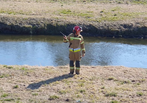 Tęczowe plamy na Bystrzycy w Lublinie. Na miejscu działają strażacy
