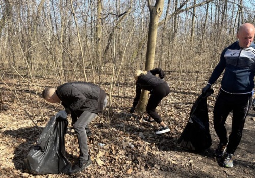 Wielkie sprzątanie Parku na Zdrowiu. „Zależy nam na tym, żeby było czysto”