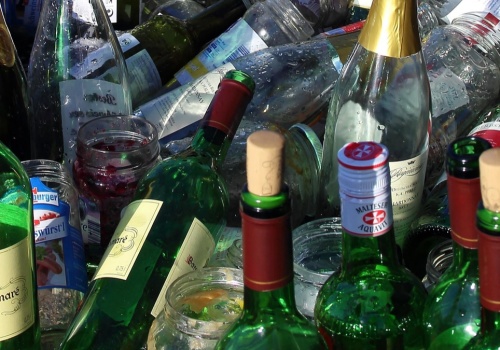 Małpki gorsze niż psie kupy. Polskie trawniki toną w szklanym syfie