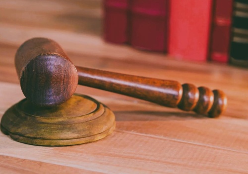 Wyrok w sprawie policjantów z Brzozowa. Sąd w Lesku uznał ich za winnych