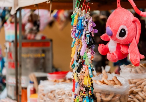 Trwa Jarmark Kaziukowy w Radomiu. Na stoiskach przysmaki i rękodzieło (wideo)