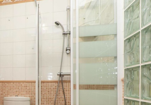 Wystarczyło kilka ruchów po szybie. Hotelowy trik usuwa osad szybciej niż detergenty