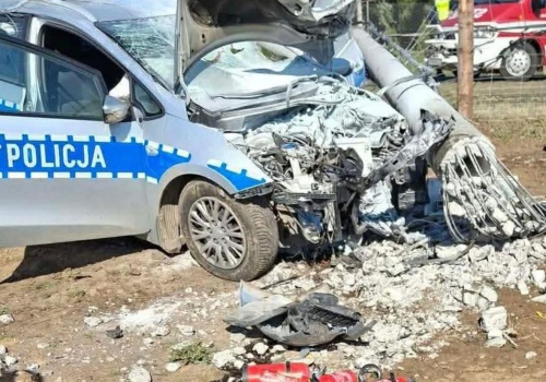 Roztrzaskany policyjny radiowóz. Funkcjonariusze w szpitalu