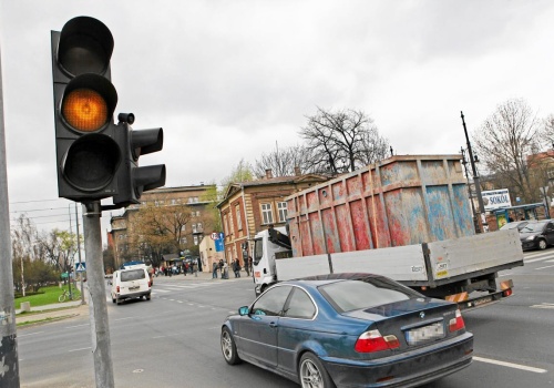 Żółte światło to nie zawsze stop. Mało kto zna tę zasadę