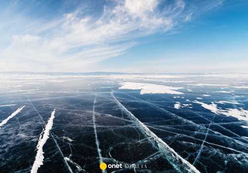 Lód Bajkału pękł pod stopami turysty. Nagle rozległ się głuchy ryk