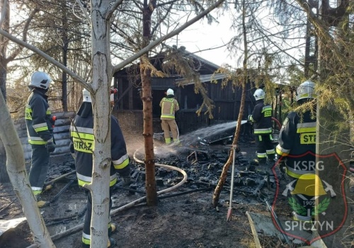 Pożar domku letniskowego w Charlężu. Na miejscu działało kilka zastępów straży pożarnej