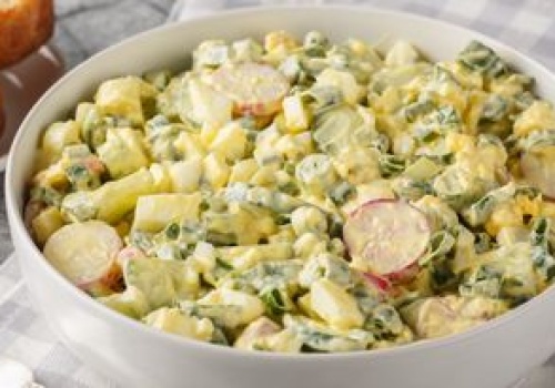 Nowa gwiazda wielkanocnego stołu. Sałatka szczypiorkowa może zagrozić nawet jarzynowej