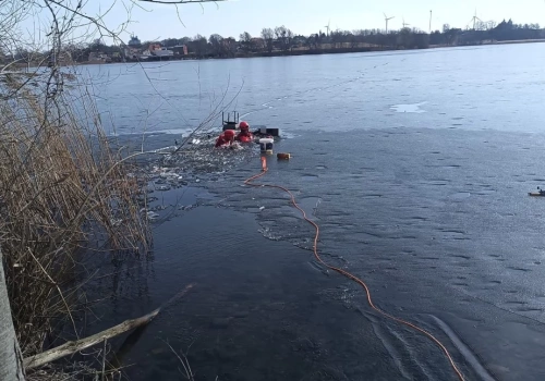 Lód załamał się pod mężczyzną. Szybka reakcja służb zapobiegła tragedii