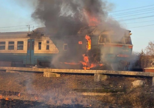 Atak Rosjan na pociąg pasażerski. Lokomotywa stanęła w płomieniach