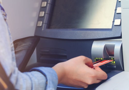 Musisz to widzieć, zanim włożysz kartę do bankomatu. Wystarczy jeden błąd i stracisz pieniądze