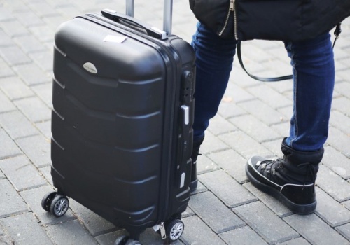 Jaką walizkę zabrać na wakacje? Ekspert radzi unikać jednego popularnego wyboru