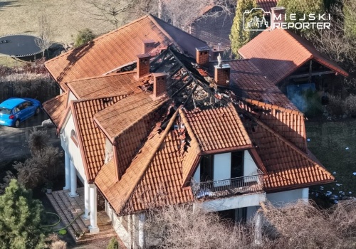 Groźny pożar poddasza. Z ogniem walczyło 11 zastępów straży pożarnej