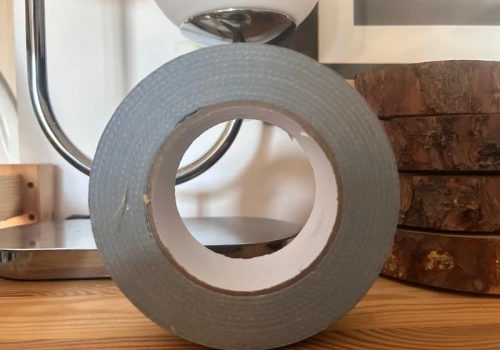 Jedna rolka może uratować okno, plecak albo wąż ogrodowy. Dlaczego warto mieć srebrną taśmę