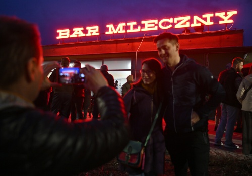 Tak wyglądało zapalenie neonu „Bar Mleczny” w Nowej Hucie. Były pierogi i kompot (Galeria)