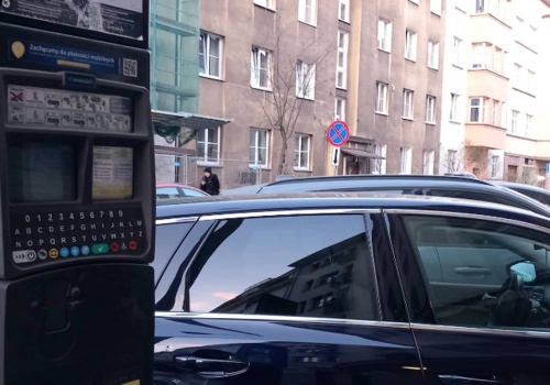 9 zł za pierwszą godzinę, 11 zł za trzecią. Prezydent najpierw podniósł opłaty za parkowanie, teraz znów majstruje przy przepisach