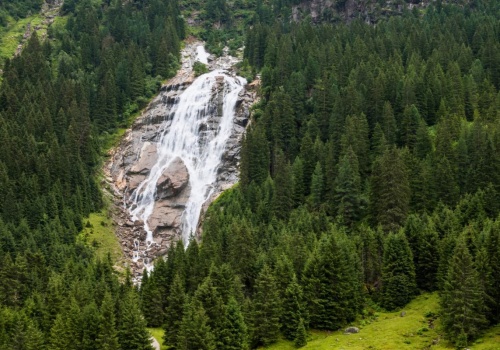 Nie musisz jechać do Ameryki. Piękne wodospady są w Europie. Jeden robi szczególne wrażenie