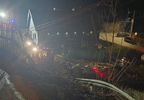 Cysterna runęła się ze zbocza na Sądecczyźnie. Kierowca ewakuowany z kabiny, w akcji LPR